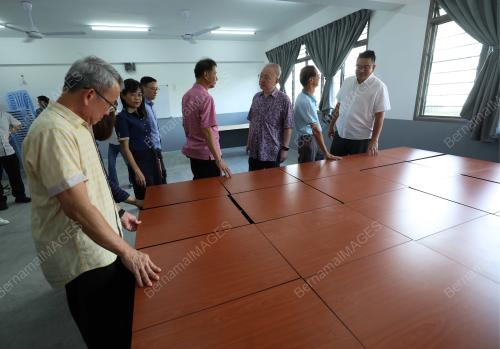 DATUK SERI DR WEE KA SIONG