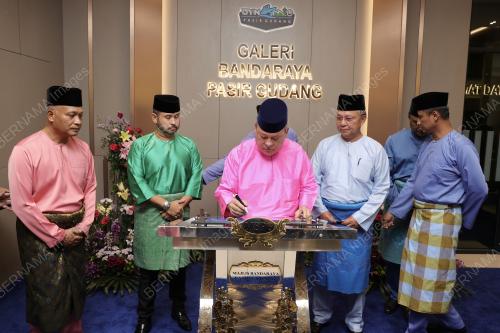 SULTAN IBRAHIM ALMARHUM SULTAN ISKANDAR