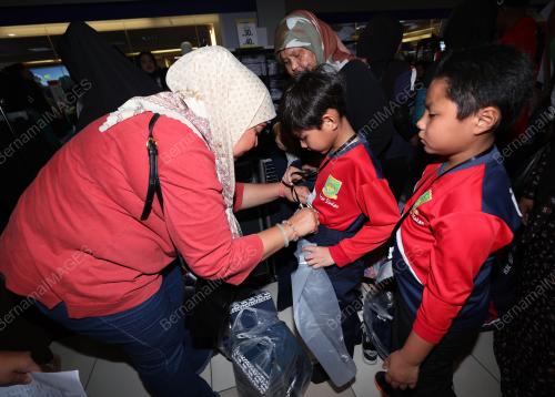 PROGRAM UDA HOLDING BERHAD CARES BACK TO SCHOOL