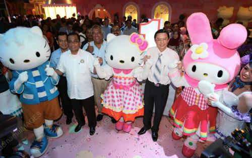 JB05_10122013_HELLO_KITTY