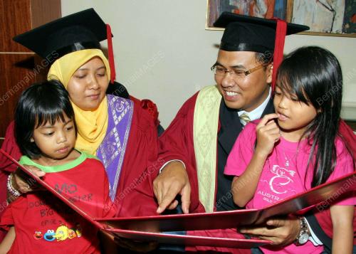 LAPAN PASANGAN DAPAT IJAZAH