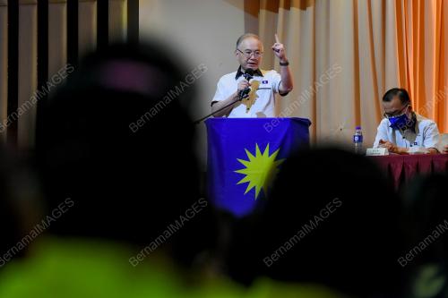 DATUK SERI DR WEE KA SIONG