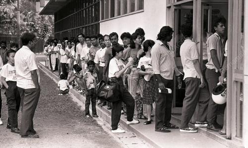 ORANG RAMAI BERSESAK MEMOHON PASPOT DI IMIGRESEN