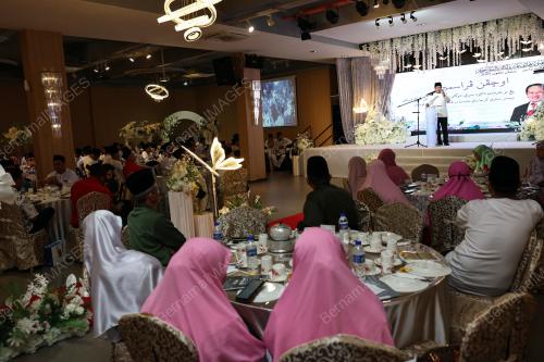 DATUK SERI AHMAD MASLAN 