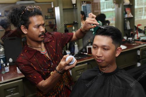 KEDAI GUNTING RAMBUT BERTEMAKAN 70an