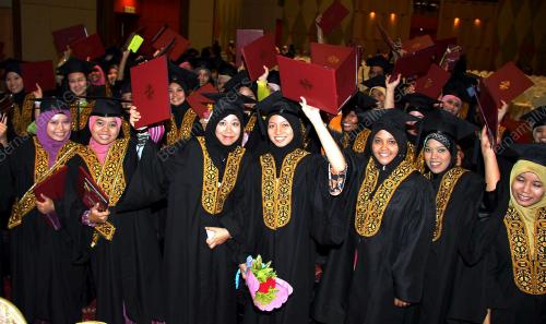 PELAJAR TERIMA DIPLOMA