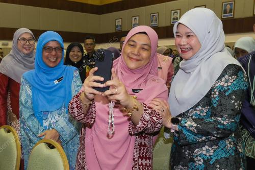 FADHLINA SIDEK 