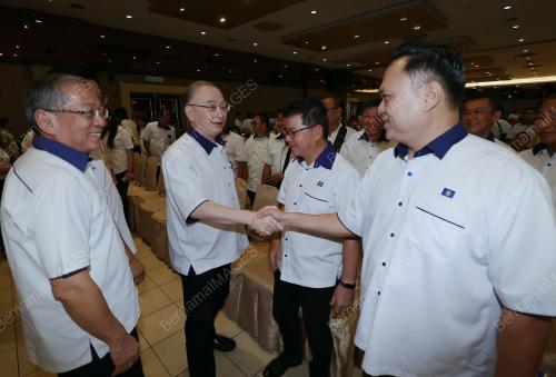 DATUK SERI DR WEE KA SIONG