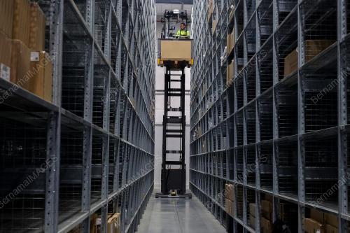 PUSAT LOGISTIK SERANTAU MERCEDES-BENZ