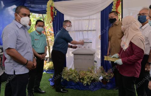 DATUK SERI DR ADHAM BABA