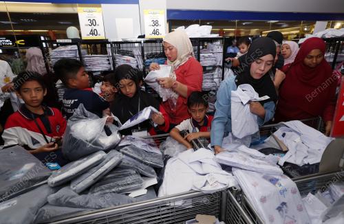 PROGRAM UDA HOLDING BERHAD CARES BACK TO SCHOOL