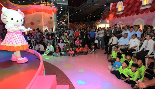 JB06_10122013_HELLO_KITTY