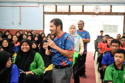 DATUK SERI DR MOHD UZIR MAHIDIN