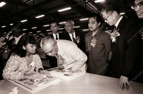 YAB ENCIK ABDUL GHAFAR BABA