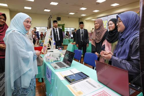 TUNKU AZIZAH AMINAH MAIMUNAH ISKANDARIAH 