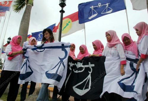 MEMASANG BENDERA NASIONAL
