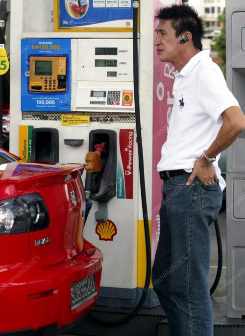 PEMILIK KENDERAAN SINGAPURA BELI PETROL SEPERTI BIASA