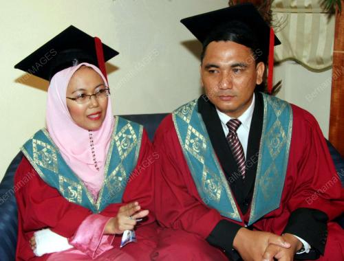 LAPAN PASANGAN DAPAT IJAZAH
