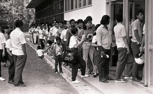 ORANG RAMAI BERSESAK MEMOHON PASPOT DI IMIGRESEN