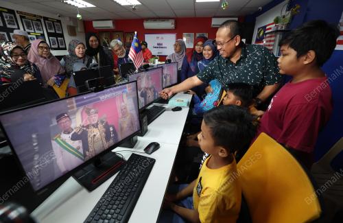 SUHAIZAN KAYAT