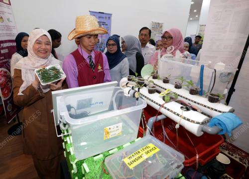 FADHLINA SIDEK