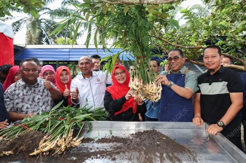 DATUK SERI MOHAMED KHALED NORDIN 