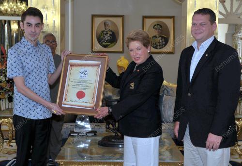 JB06_24112014_ISAF_AWARD