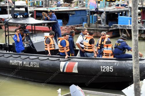 JB06_25032018_KAPAL_TERBALIK