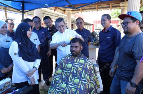 DATUK SERI SALAHUDDIN AYUB