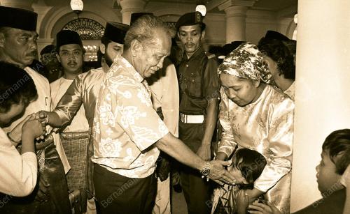 SULTAN JOHOR MENGADAKAN RUMAH TERBUKA