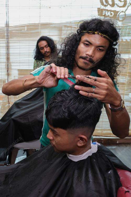 KEDAI GUNTING RAMBUT BERTEMAKAN 70an