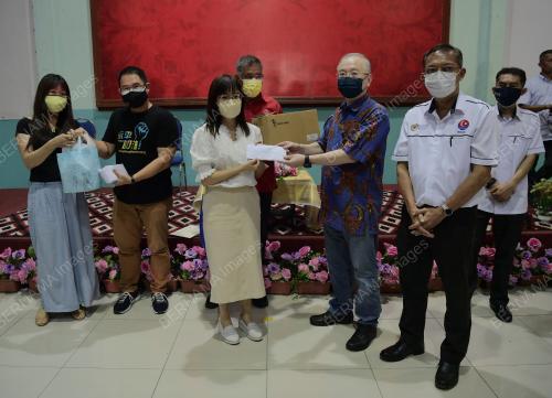 DATUK SERI DR WEE KA SIONG