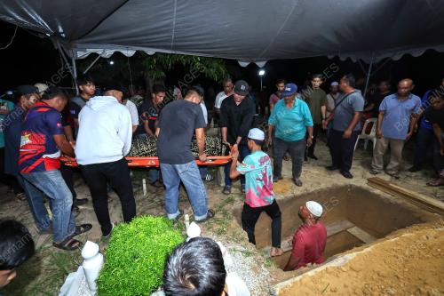 JENAZAH ISTERI DIKELAR SUAMI SELAMAT DIKEBUMIKAN