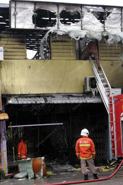 KEDAI TEKSTIL TERBAKAR