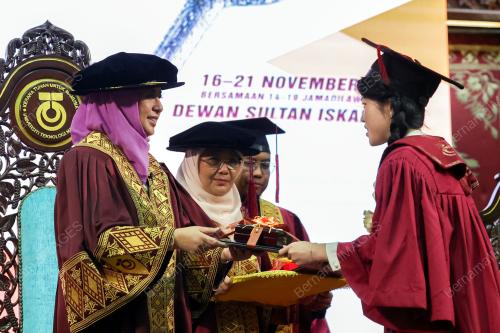 RAJA ZARITH SOFIAH 