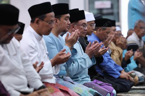 DATUK SERI ANWAR IBRAHIM SOLAT JUMAAT