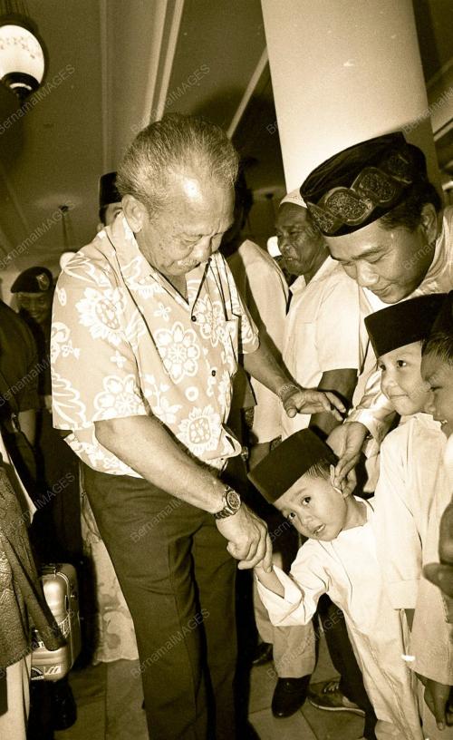 SULTAN JOHOR MENGADAKAN RUMAH TERBUKA