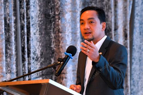 DATUK ONN HAFIZ GHAZI  