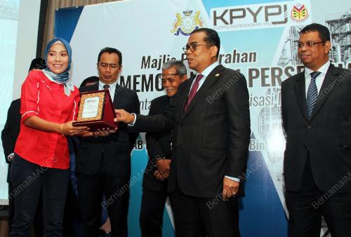 JB08_01102017_PENYERAHAN_MOU