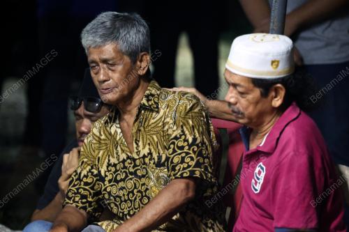 JENAZAH ISTERI DIKELAR SUAMI SELAMAT DIKEBUMIKAN