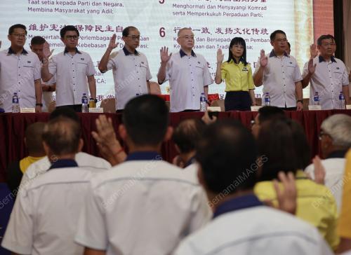 DATUK SERI DR WEE KA SIONG