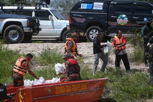 UTK POLIS TERLIBAT BANTUAN MANGSA BANJIR SEGAMAT