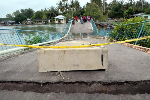JB08_08022016_JAMBATAN_RUNTUH