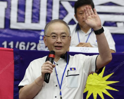 DATUK SERI DR WEE KA SIONG