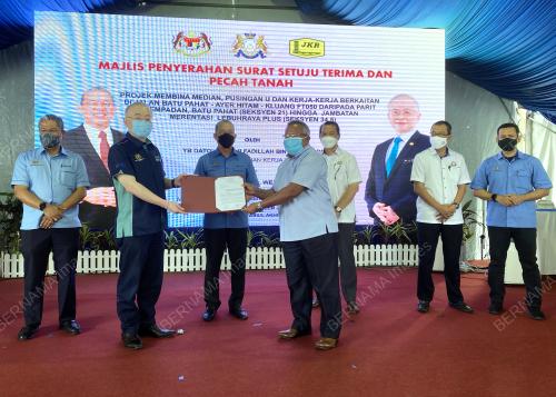 DATUK SERI DR WEE KA SIONG
