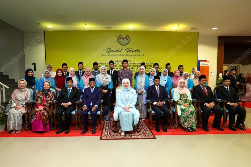 TUNKU AZIZAH AMINAH MAIMUNAH ISKANDARIAH 