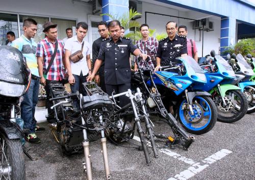 JB08_17082012_MOTOSIKAL_CURI