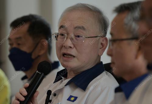 DATUK SERI DR WEE KA SIONG