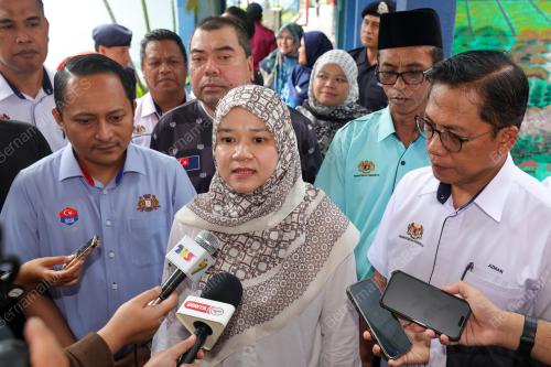 FADHLINA SIDEK