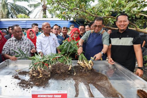 DATUK SERI MOHAMED KHALED NORDIN 